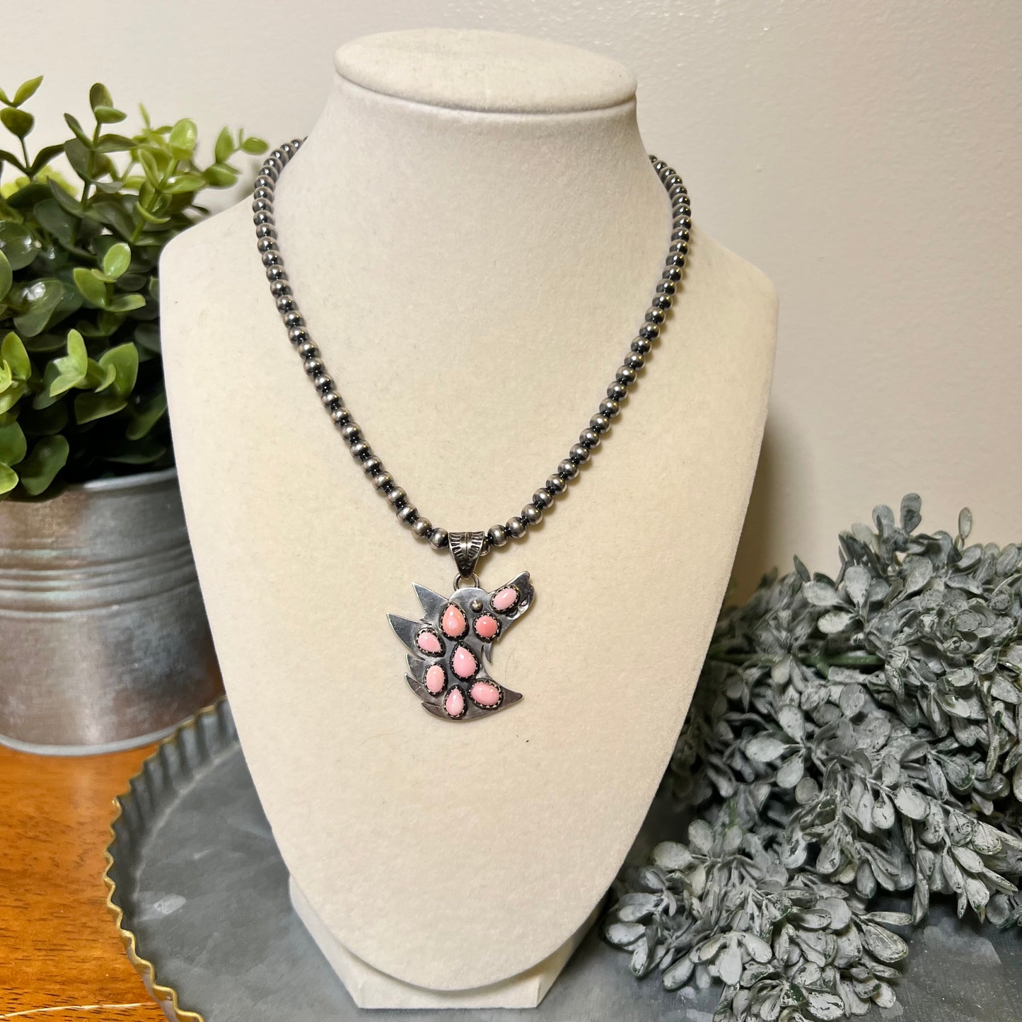 Sterling Silver Queen Conch Wolf Cluster Pendant