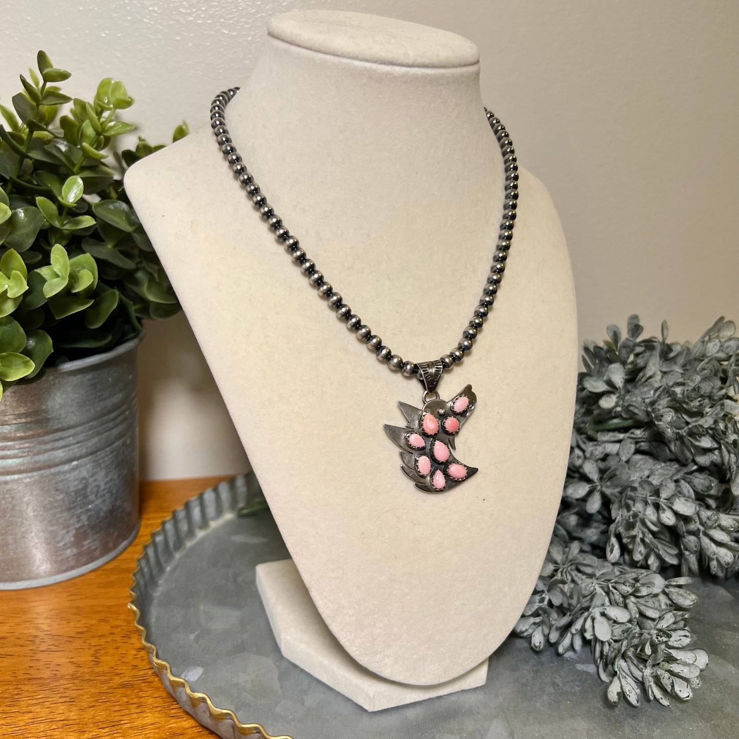 Sterling Silver Queen Conch Wolf Cluster Pendant